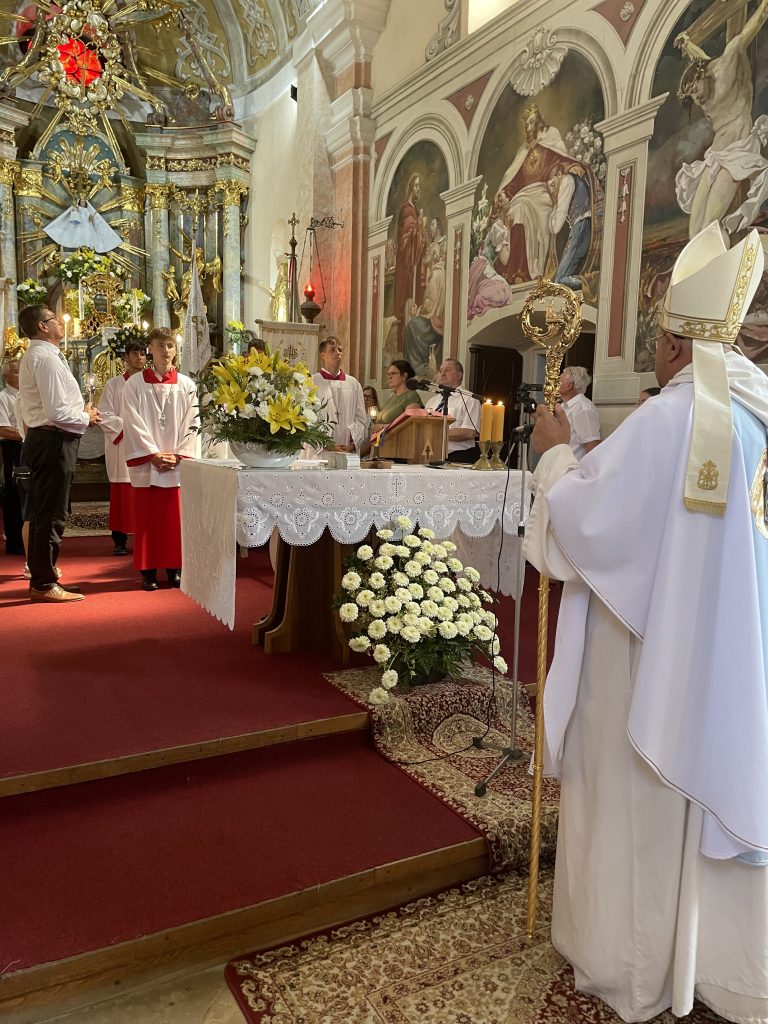 A Mosolygó Szűzanya búcsúja Osliban